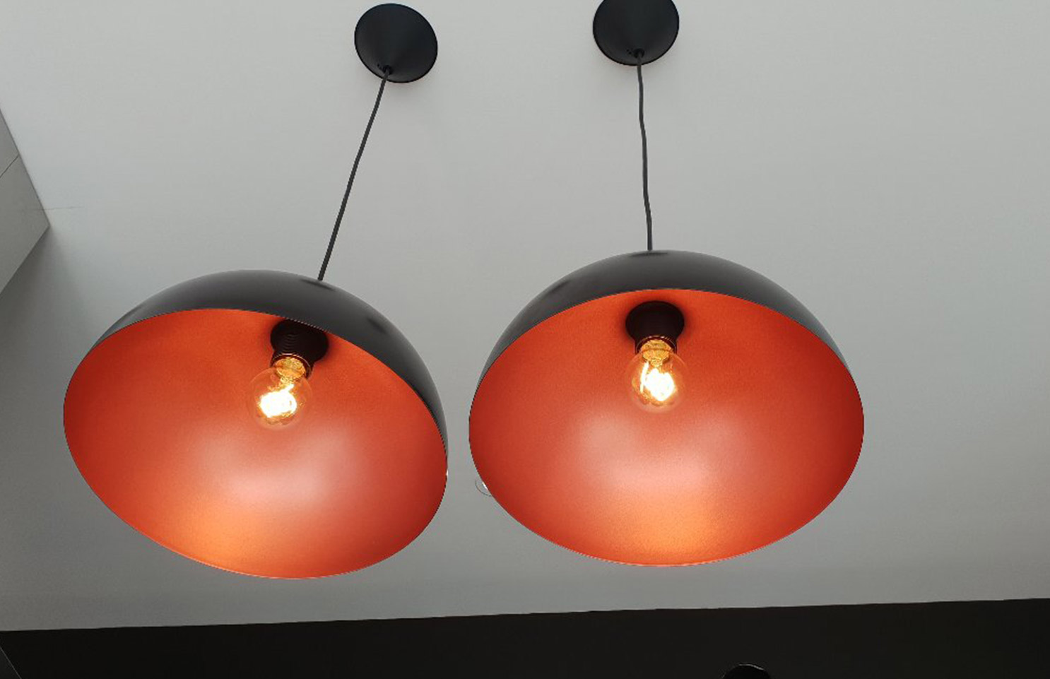 deux lampes au plafond